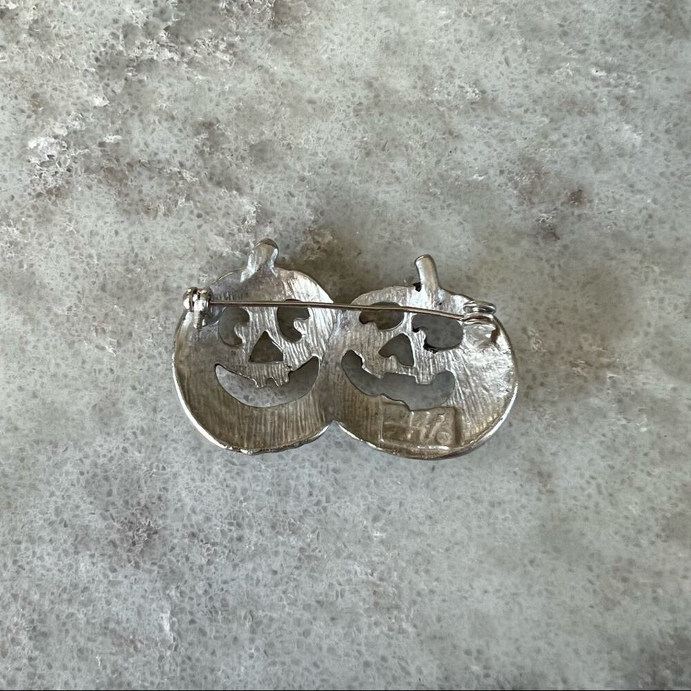 Vintage Halloween Pumpkin Brooch Jack O Lantern Silver Tone Pin Fall Jewelry AAI - Picture 2 of 3
